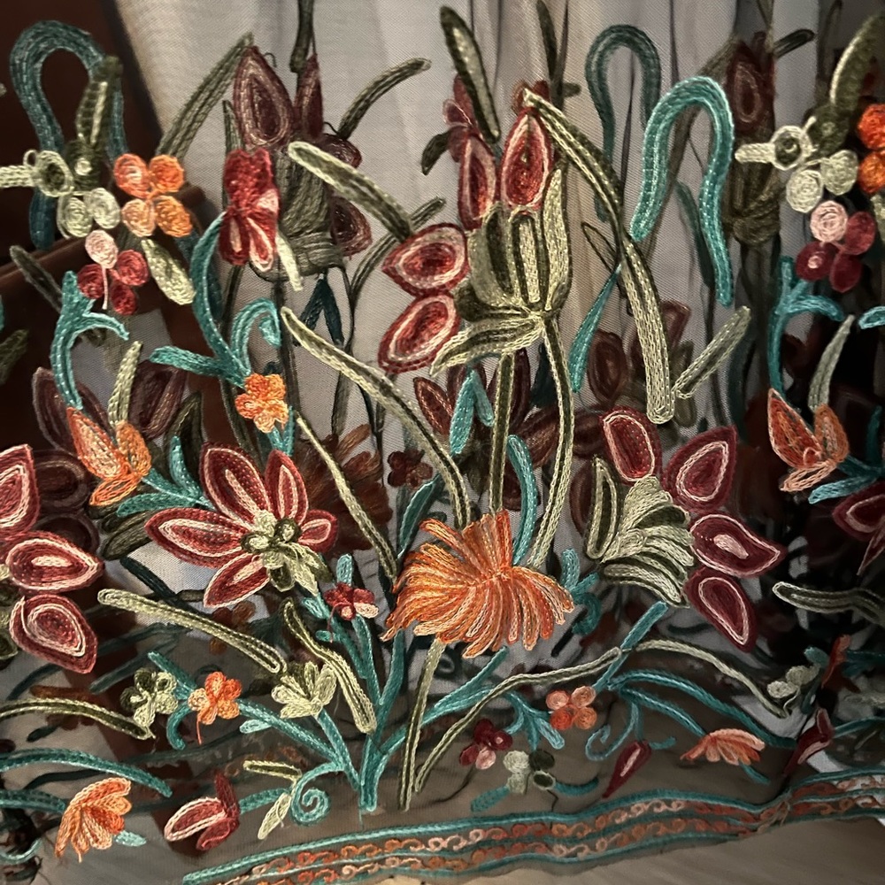 Boohoo sheer embroidered flowers - Picture 3 of 3